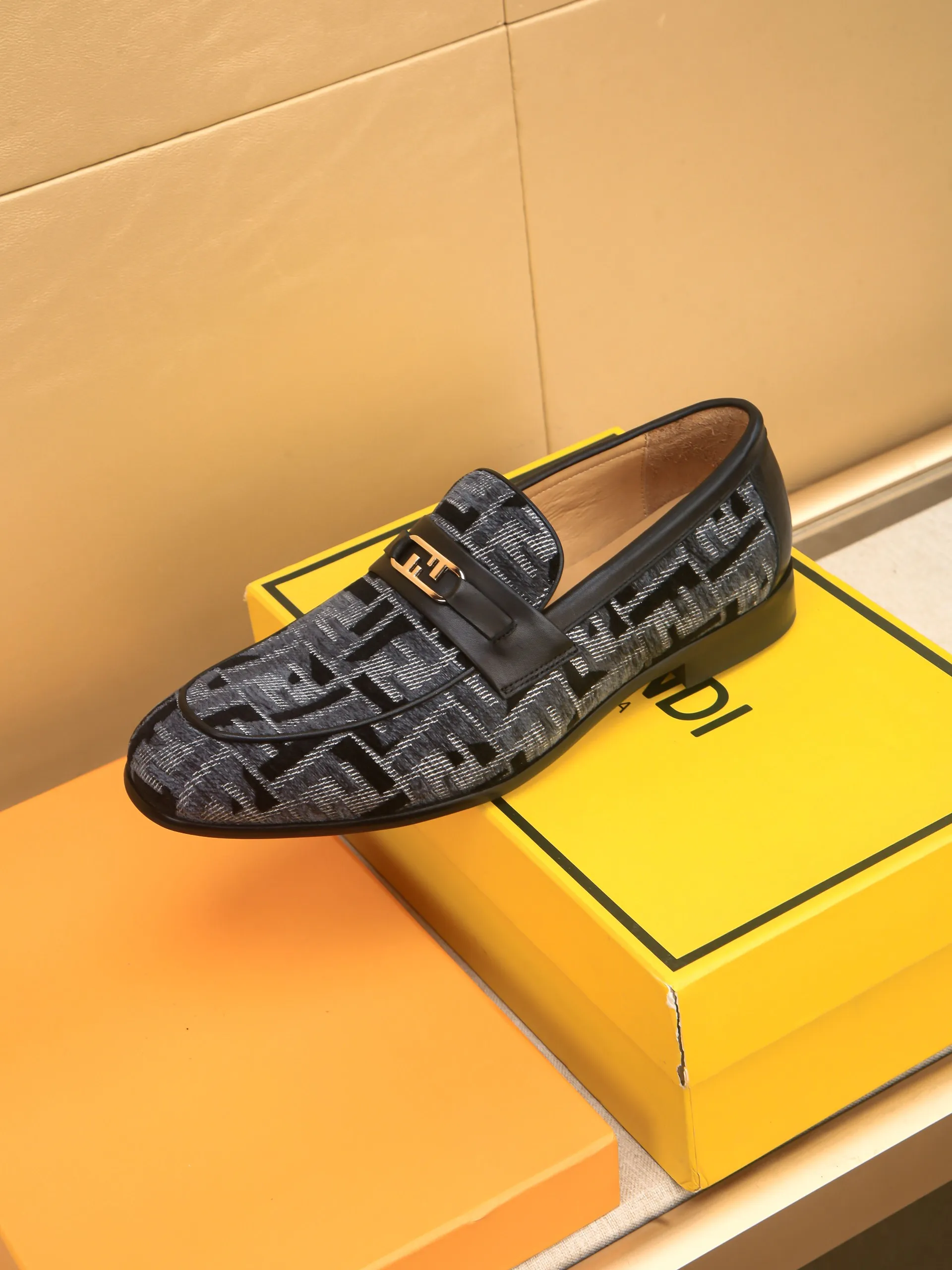 Men's shoes💰460 🕷🕷【FENDI】The latest men's formal leather shoes🇨🇳Classic series not to be missed💯The first layer is made of imported first-layer cowhide☘Original quality, the leather is smooth and delicate🎋Awesome version, perfect streamlined outline🍇🐮Leather lining, code number 39-44...(customized at 38.45.46.47)